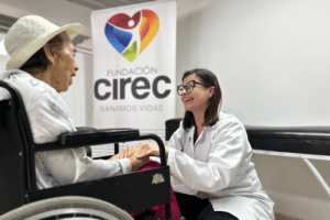 ELA pérdida de fuerza, tropiezos y dificultad para hablar, señales de alerta